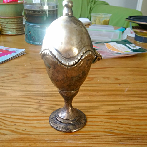 Antik eierbecher aus metall - eierbecher,