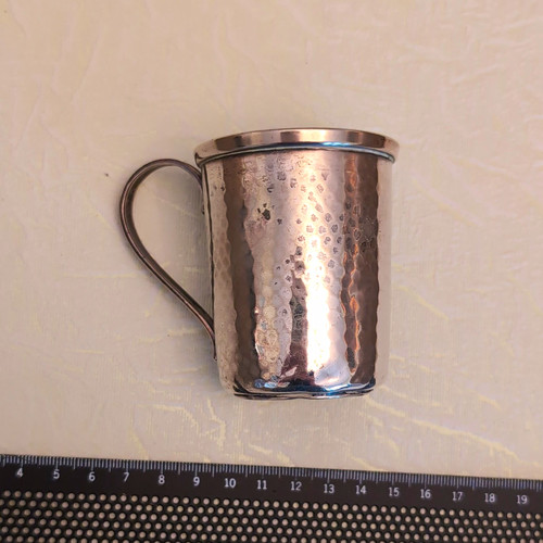 Versilberter metallbecher mit - metallbecher,